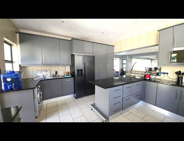 3 BEDROOM HOUSE FOR SALE IN CARIBBEAN BEACH